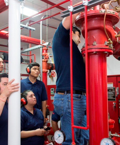 Ingenieros de masterpumps trabajando